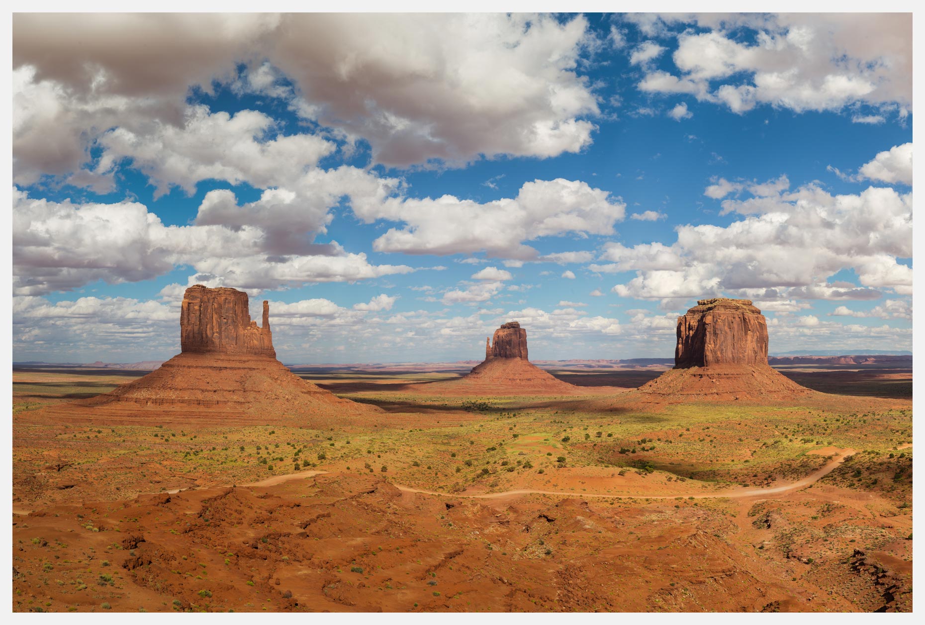 Monument-Valley-Mittens-with-Cumulus-Clouds